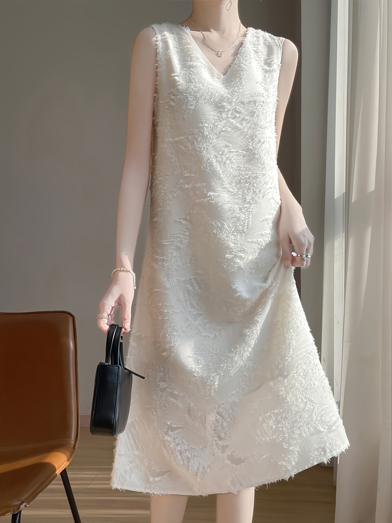 Elegantes ärmelloses Damenkleid mit frechem Ausschnitt - mit kaskadierenden Quasten