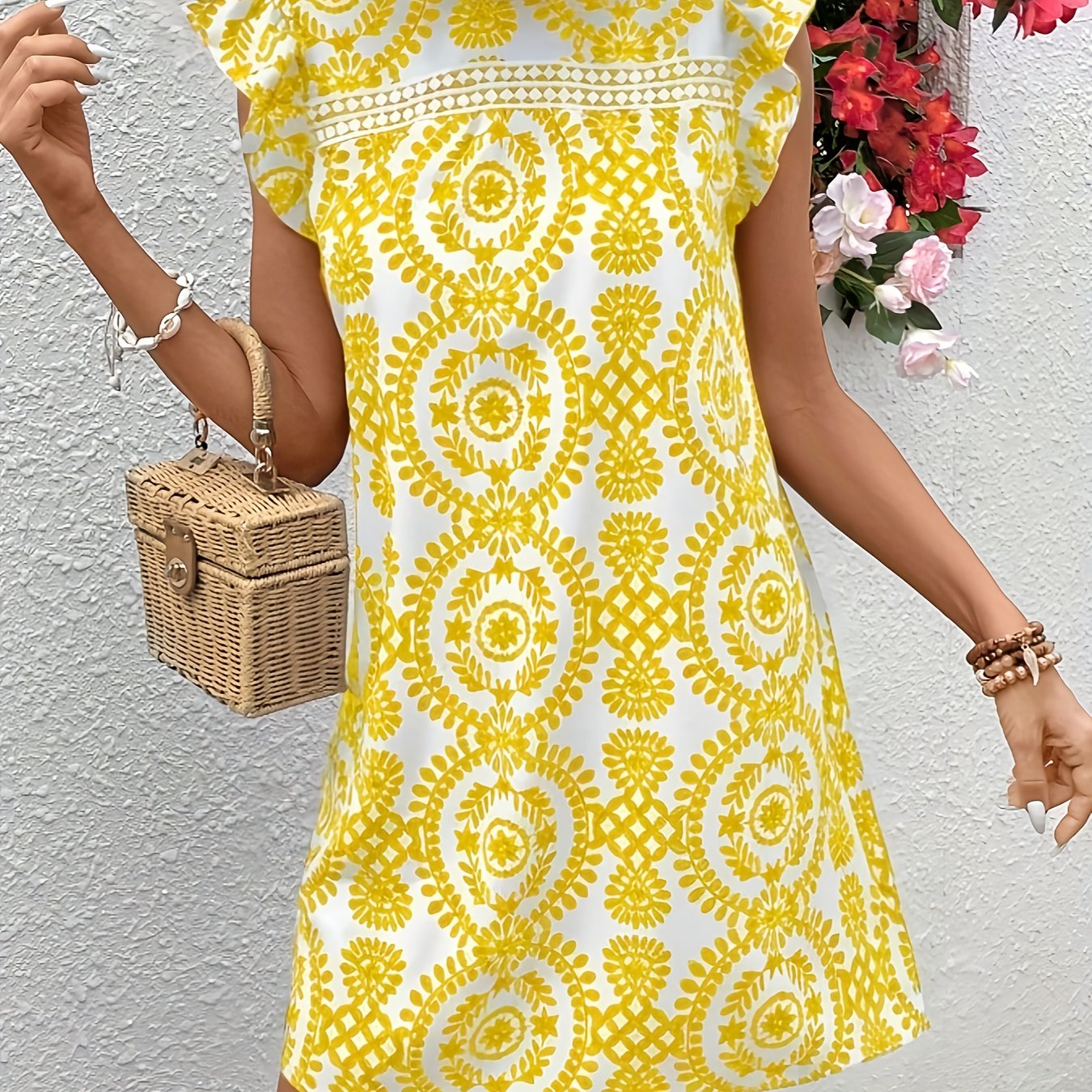 Sommerkleid für Frauen in Gelb und Weiß mit Mandala-Motiv, ausgestellt mit Volants