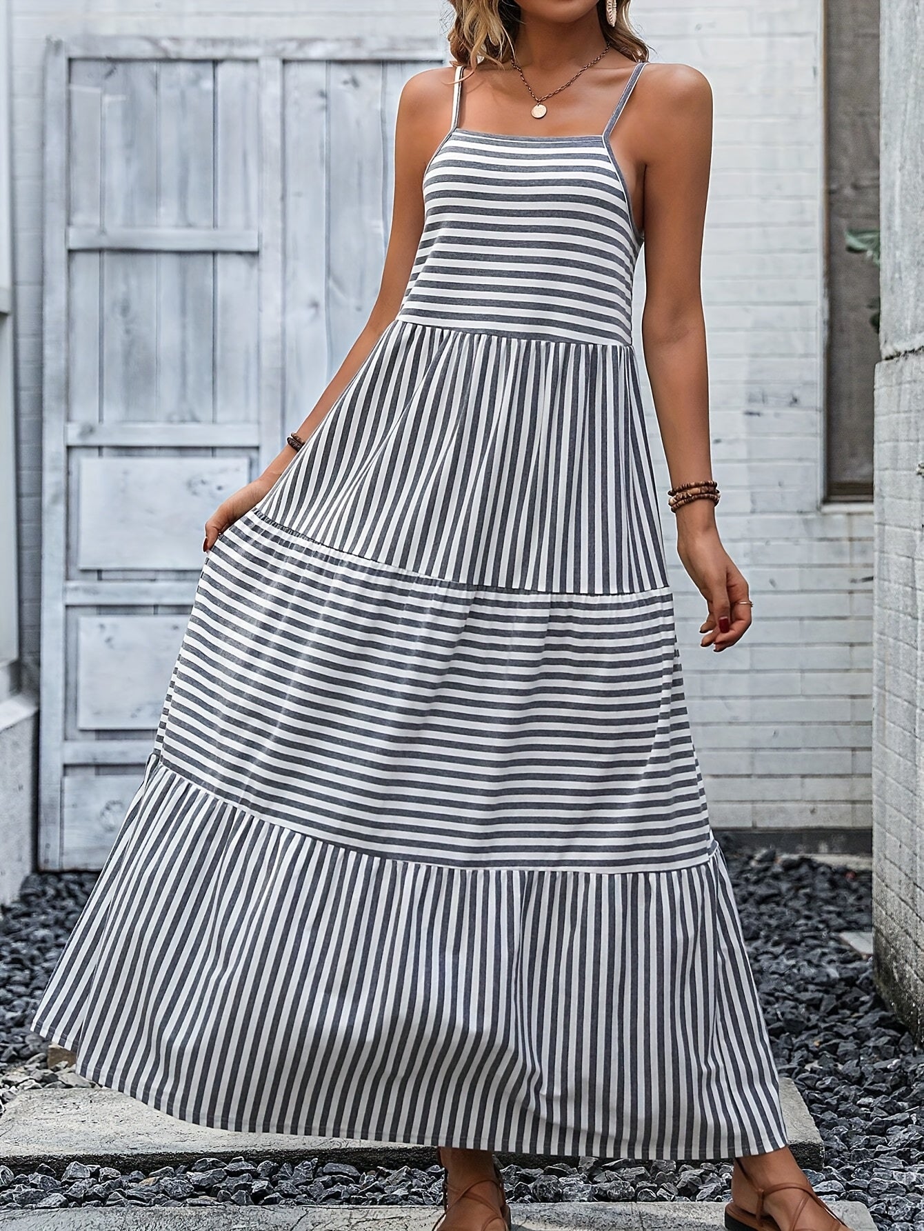Schwarz-weiß gestreiftes Maxikleid Luftiges Sommerkleid für den Strand