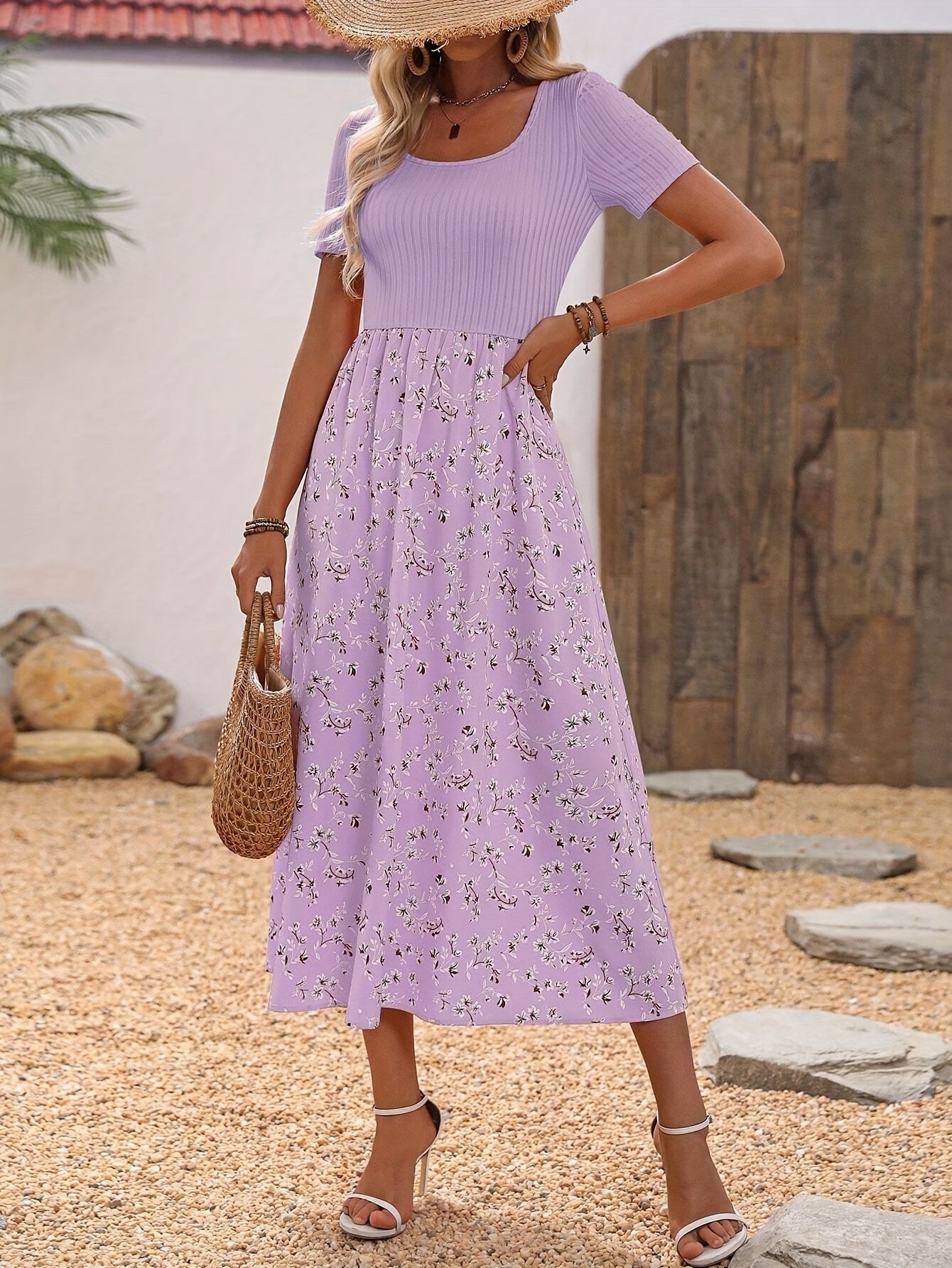 Elegantes lila geblümtes Kleid mit A-Linie und kurzen Ärmeln