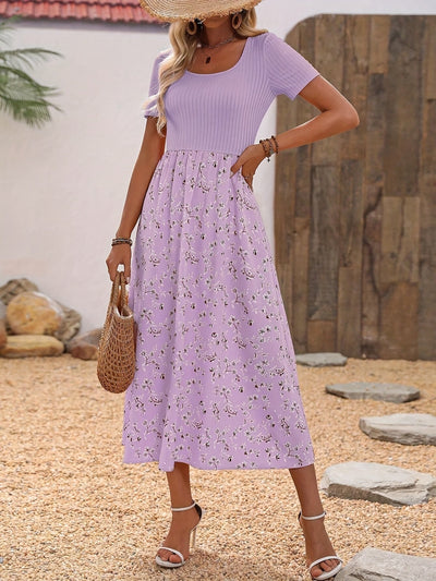 Elegantes lila geblümtes Kleid mit A-Linie und kurzen Ärmeln