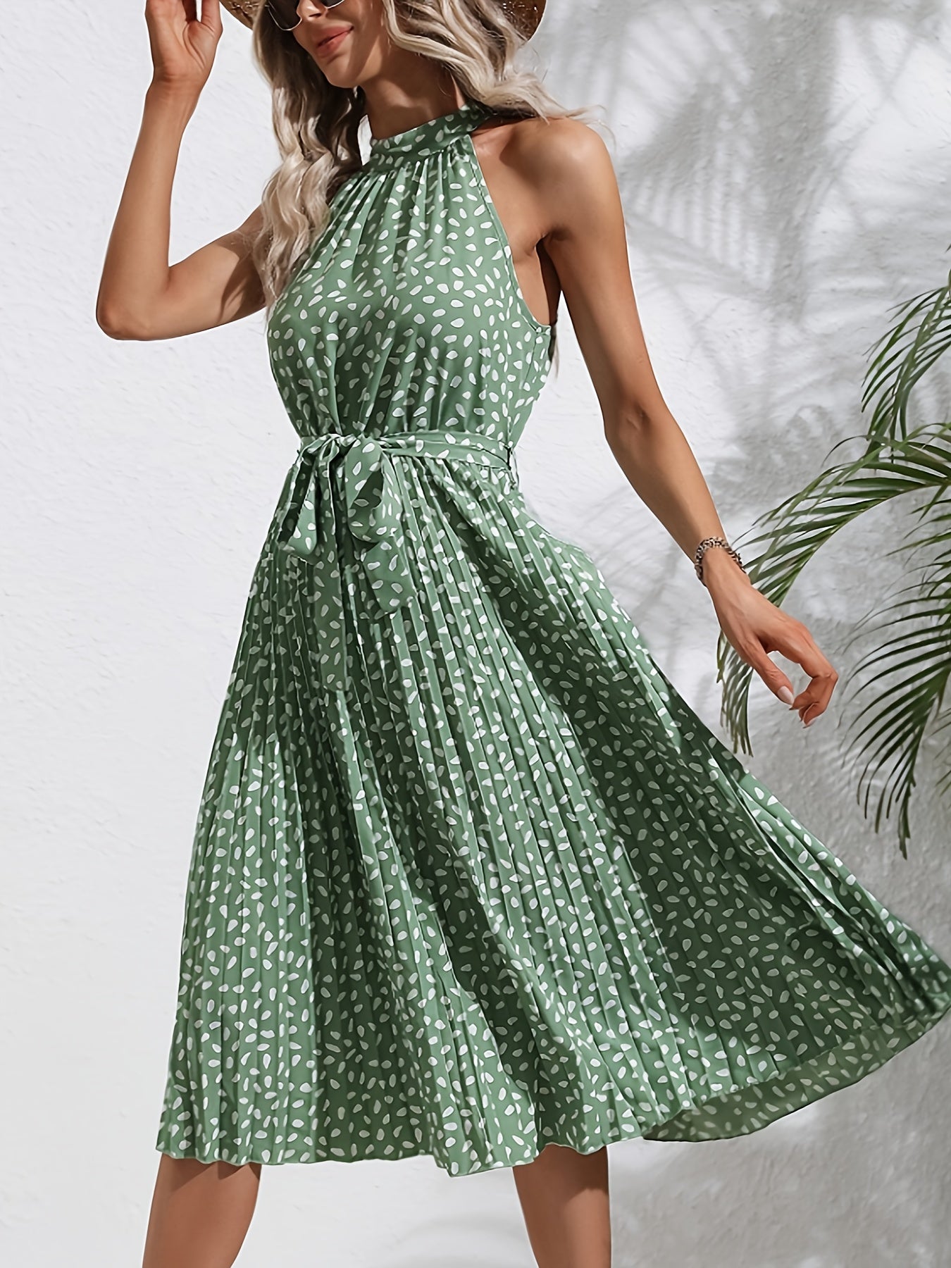 Halterkleid mit grünen Punkten, Rüschen und Taillenbindung – Perfekt für Frühling und Sommer