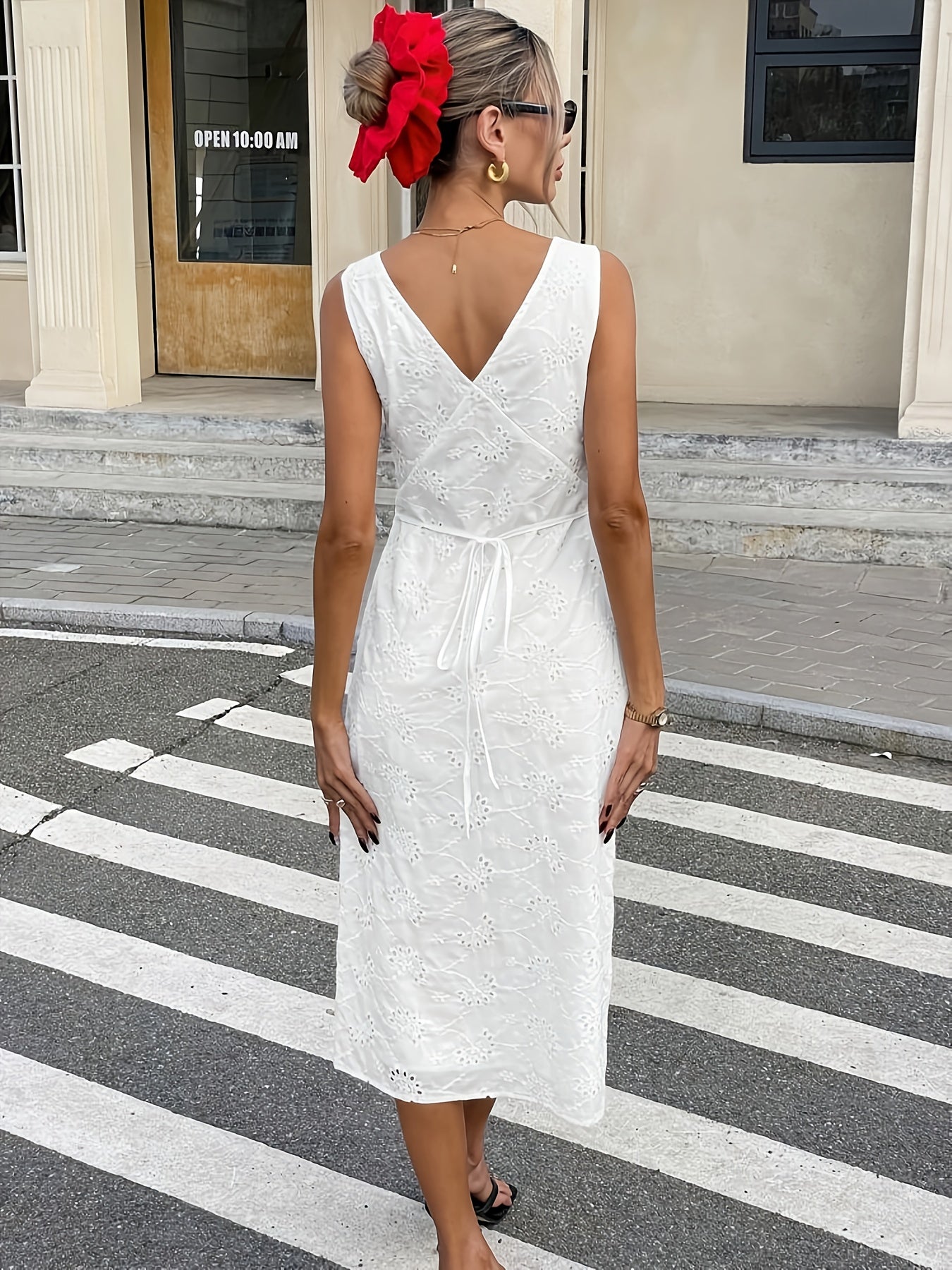 Elegantes weißes Spitzenabendkleid mit spitzem Ausschnitt und betonter Taille
