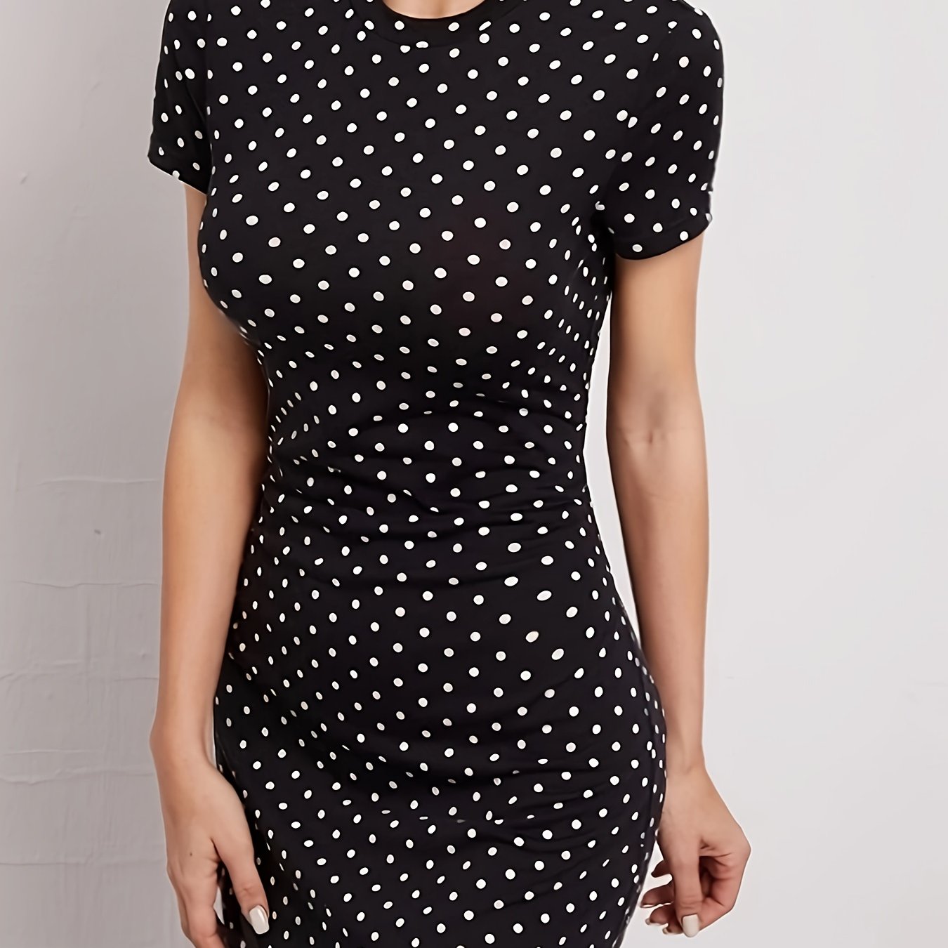 Schwarzes Shirtkleid aus Strick mit Tupfen – schlicht und bequem