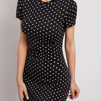 Schwarzes Shirtkleid aus Strick mit Tupfen – schlicht und bequem