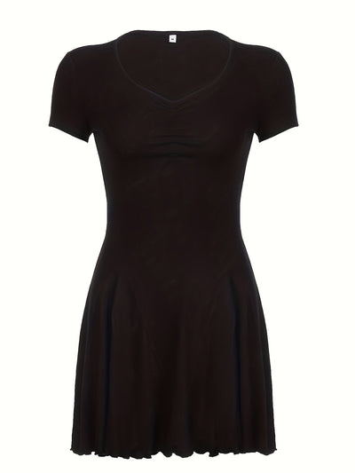 Schwarzes Sommerkleid mit Ausschnitt und plissiertem Rock