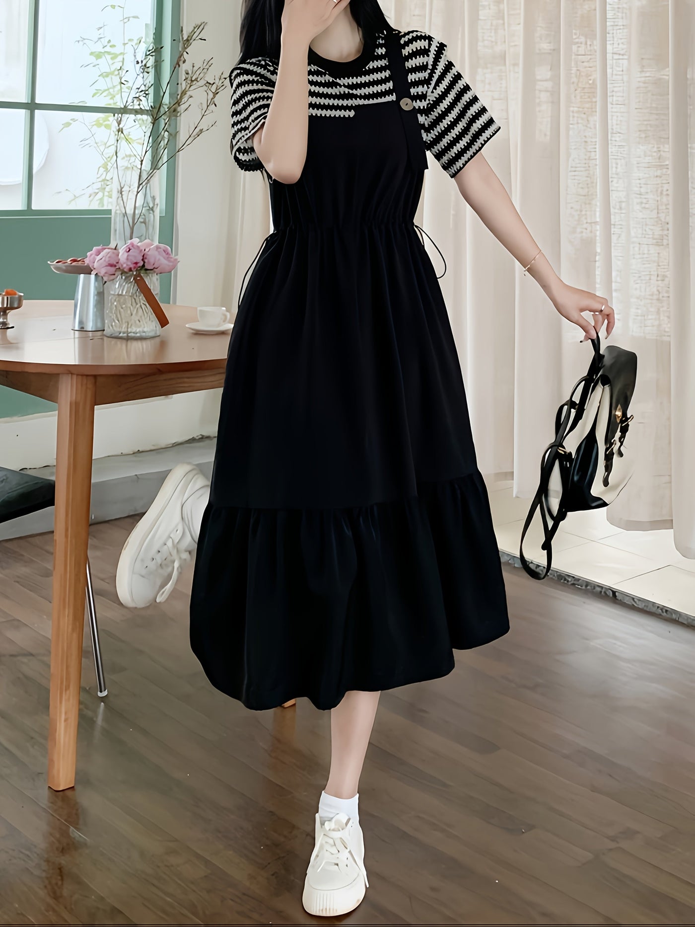 Schwarz-weiß gestreiftes Midikleid mit kurzen Ärmeln