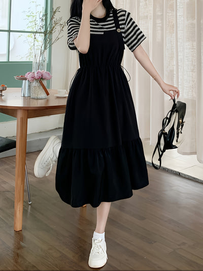 Schwarz-weiß gestreiftes Midikleid mit kurzen Ärmeln