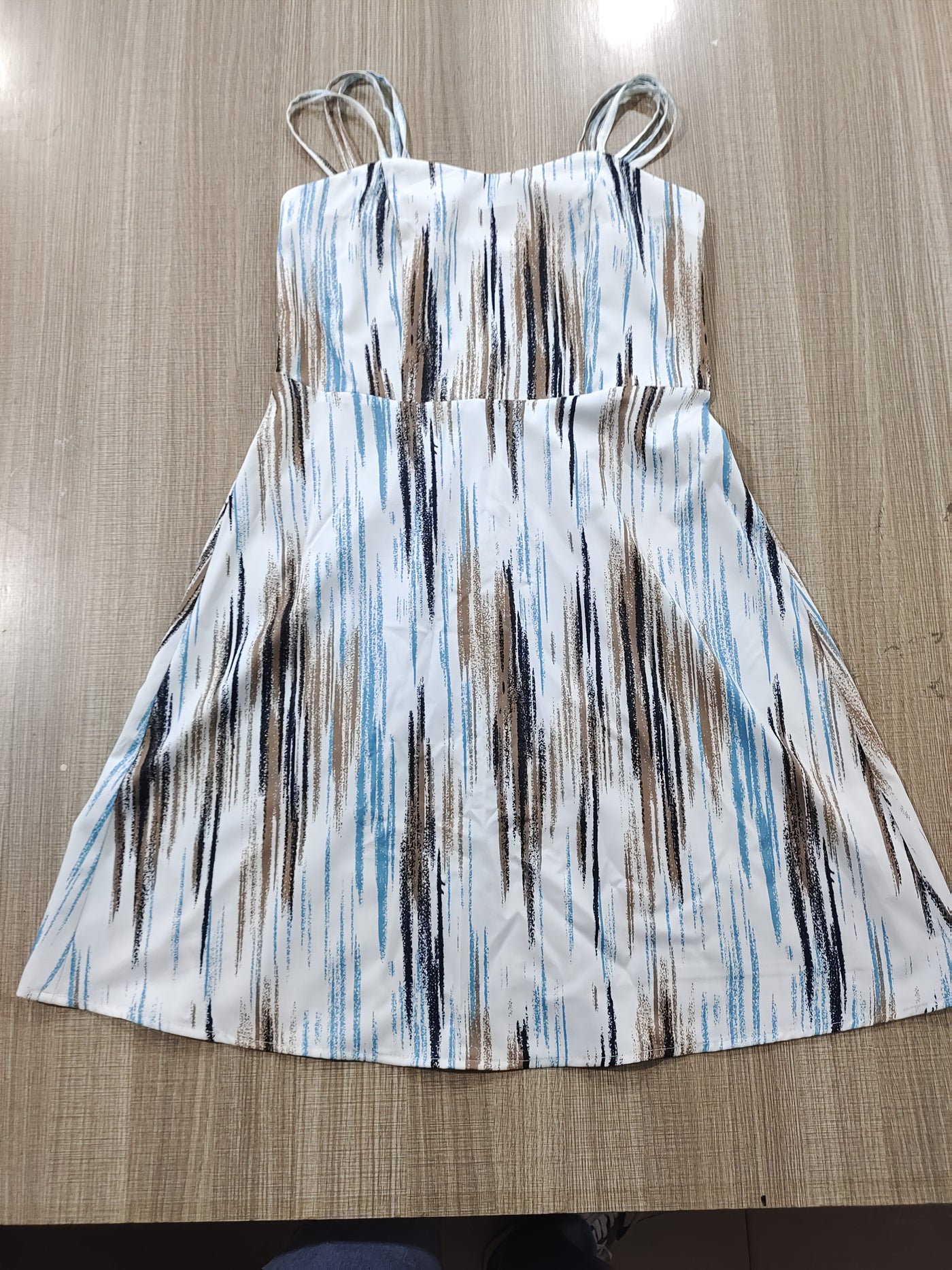 Ärmelloses Damen-Midikleid mit Blumenmuster – Schwarz mit weißem Gänseblümchenmuster