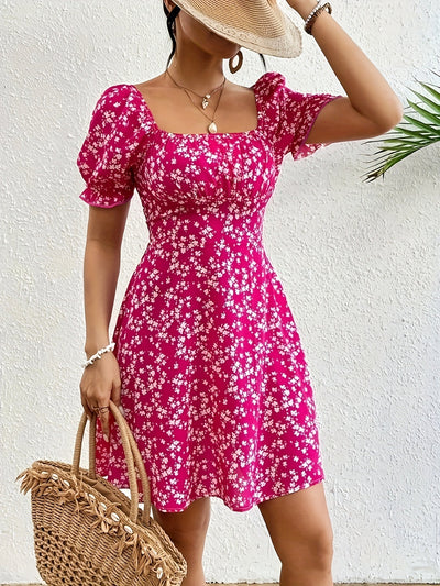 Rosa Blumenkleid mit Carmen-Ausschnitt für den Sommer