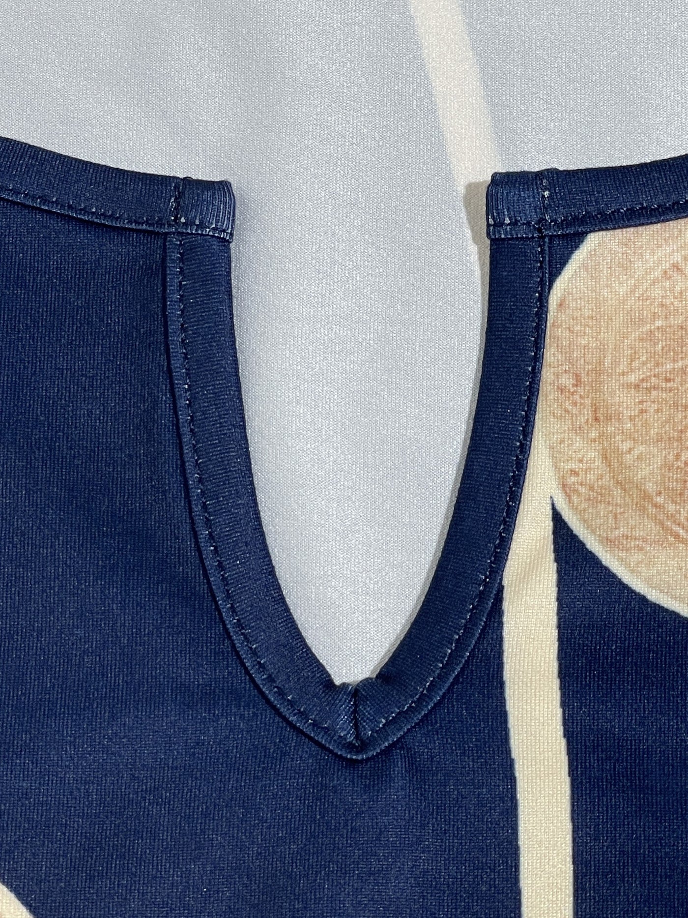 Ärmelloses Marineblaues Sommerkleid mit V-Ausschnitt und Polka Dots – Lässig für den Alltag