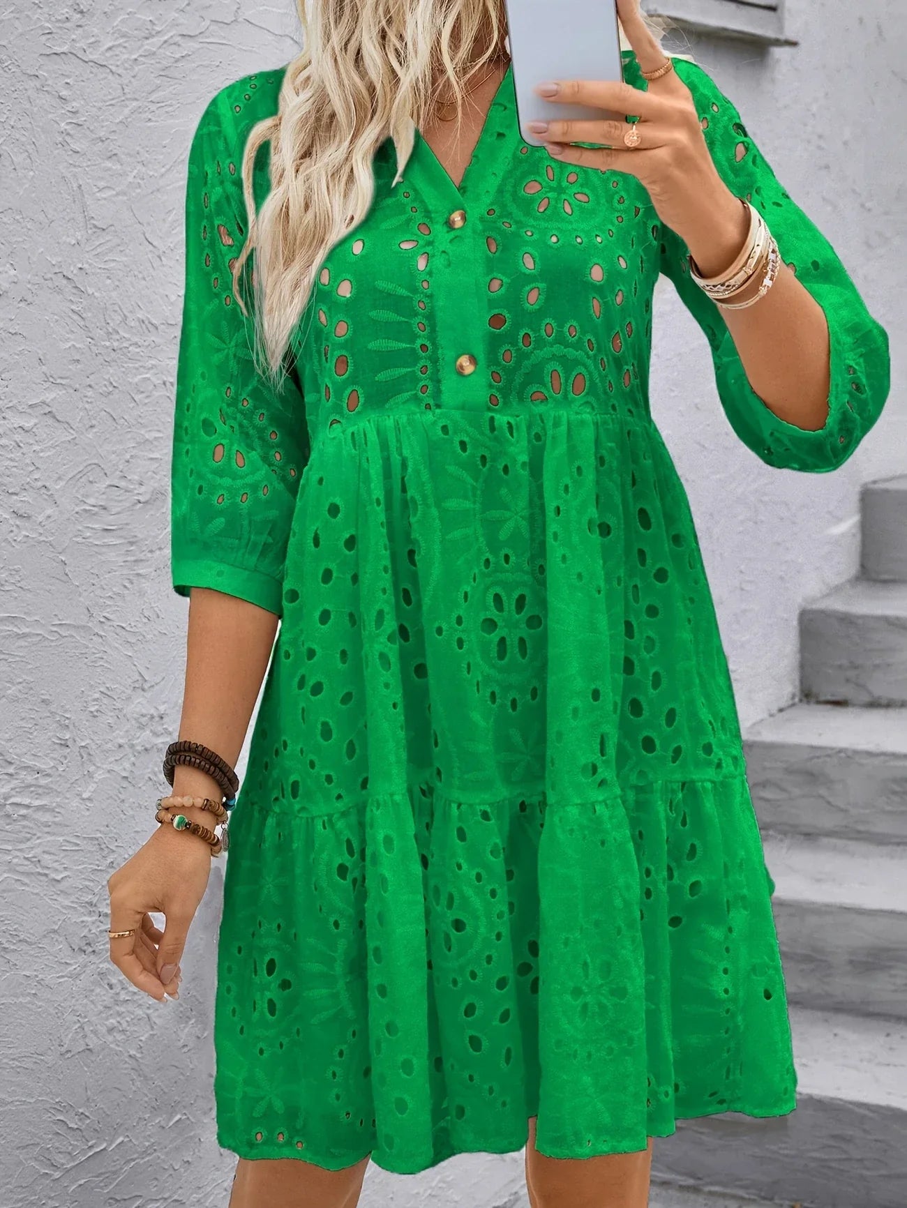 Grünes Cut-Out-Kleid mit V-Ausschnitt – Elegantes Sommerkleid in A-Linie mit Knopfleiste.
