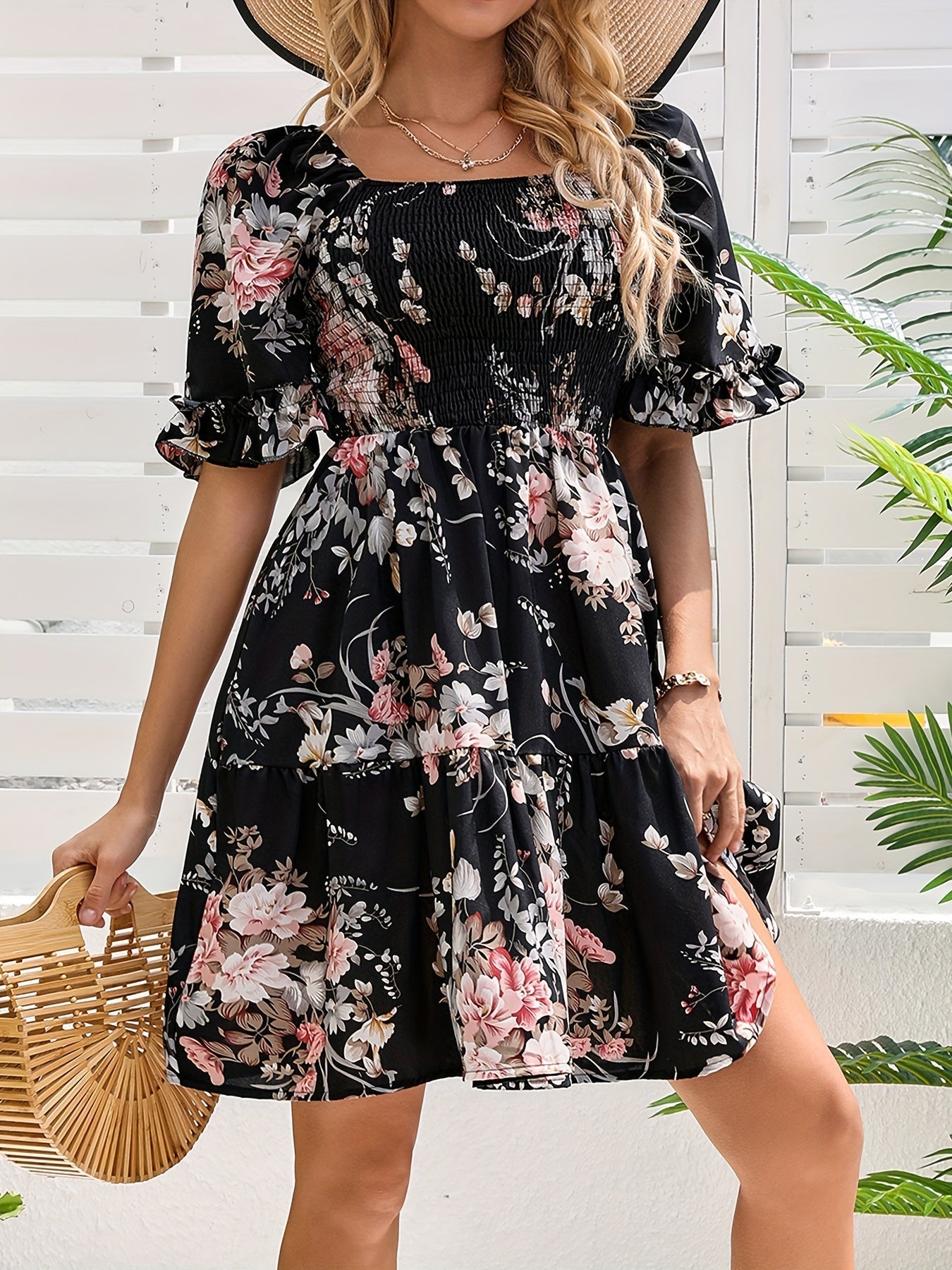 A-Linien Kleid mit quadratischem Ausschnitt und Blumenmuster, kurzen Ärmeln und Volants