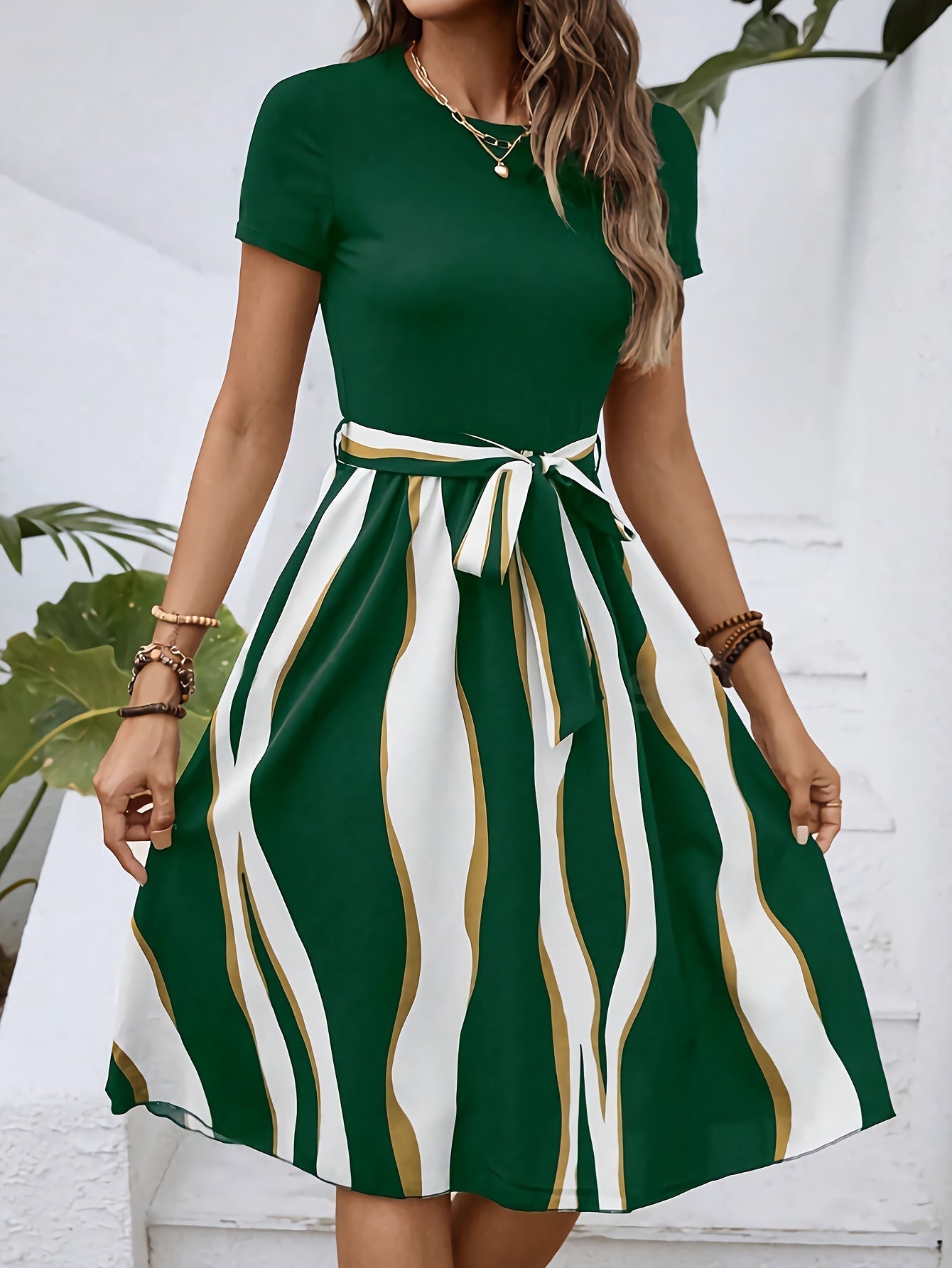 Sommerkleid mit Streifen, Gürtel, kurzen Ärmeln – Einfach