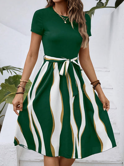 Sommerkleid mit Streifen, Gürtel, kurzen Ärmeln – Einfach