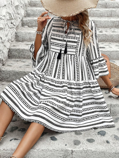 A-Linien-Kleid mit geometrischem Muster und Ärmeln mit Volants
