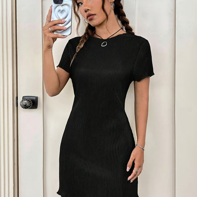 Elegantes tailliertes Kleid aus geripptem Stoff mit kurzen Ärmeln