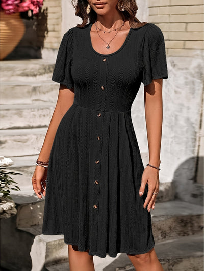 Elegantes lavendelfarbenes Midikleid in A-Linie mit Knopfleiste für den Sommer