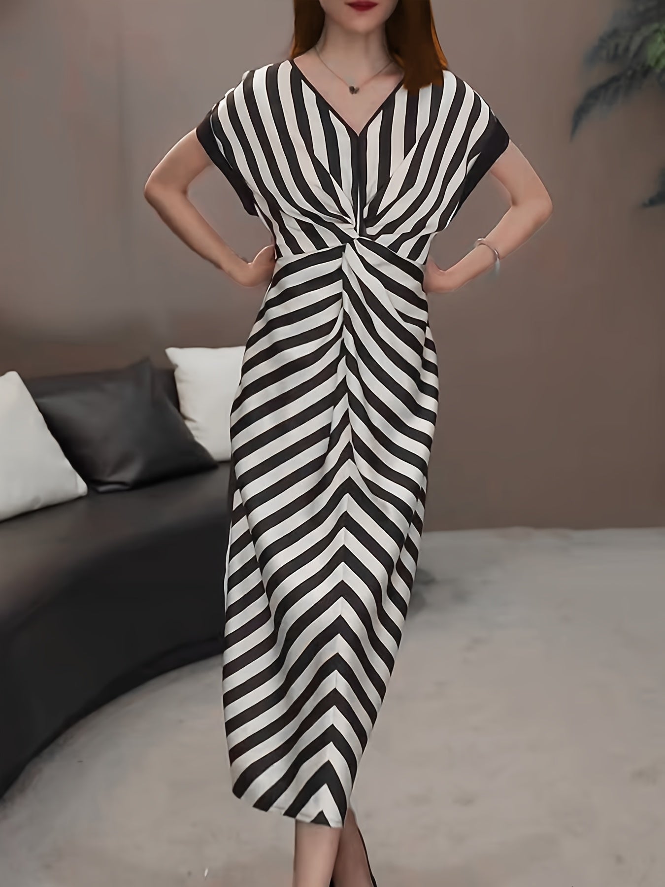 Elegantes gestreiftes Maxikleid - Frecher Ausschnitt, Krawatte und A-Linien-Schnitt