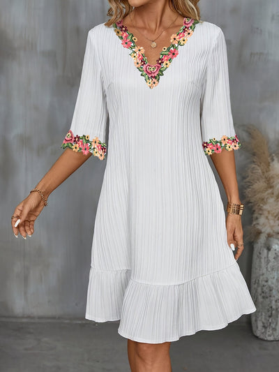 Weißes Kleid mit Spitzenbesatz und floralem Muster