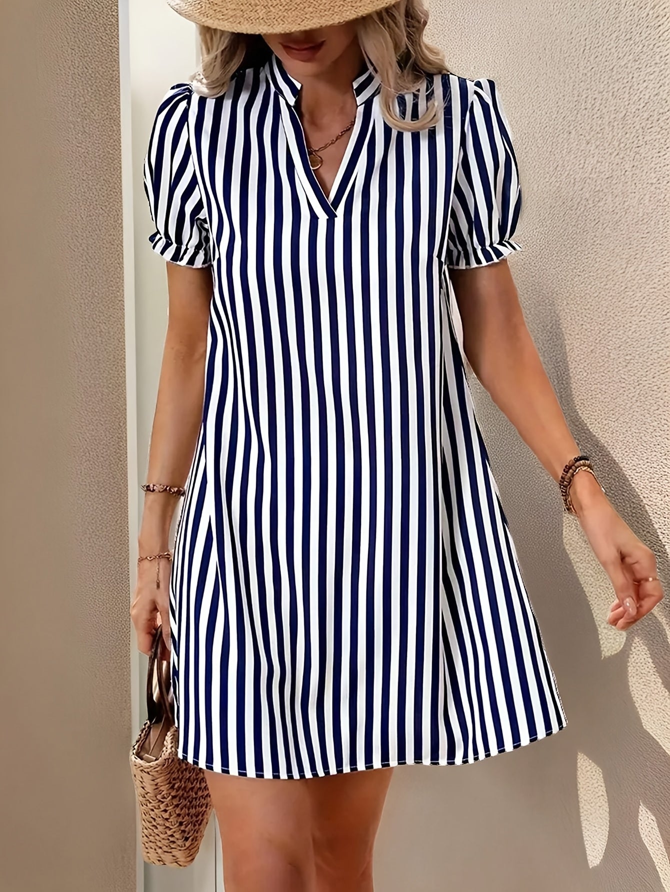 Blaues Strickkleid mit Streifen und V-Ausschnitt