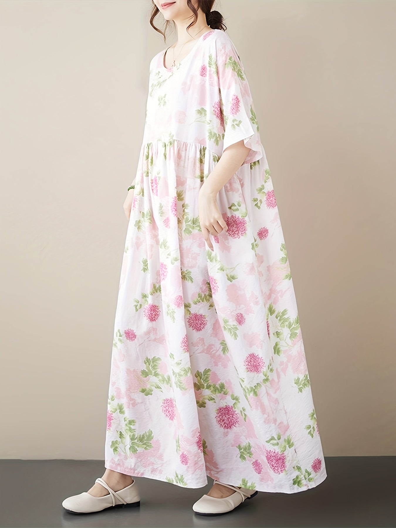 Langes Damenkleid im Lady-Stil für den Strand – sommerliche Blumeneleganz