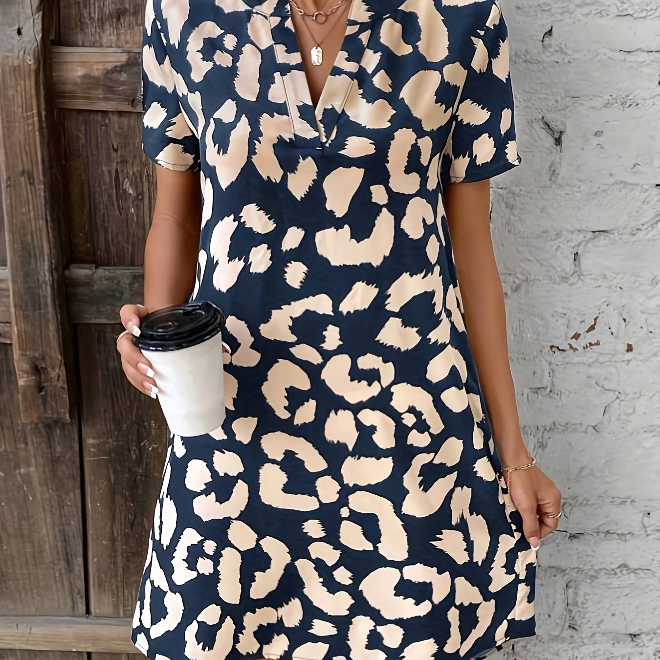 Panther Minikleid mit kurzen Ärmeln - Eleganter A-Linien-Schnitt