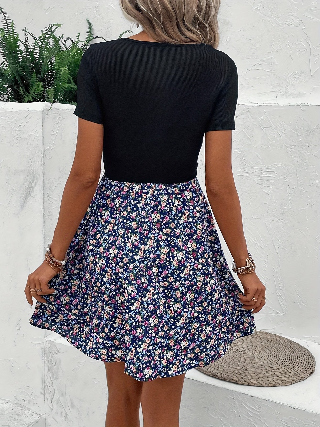 Französisches Blumenkleid mit quadratischem Ausschnitt und kurzen Ärmeln