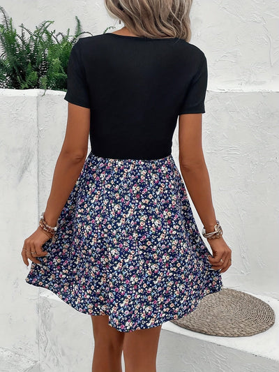Französisches Blumenkleid mit quadratischem Ausschnitt und kurzen Ärmeln