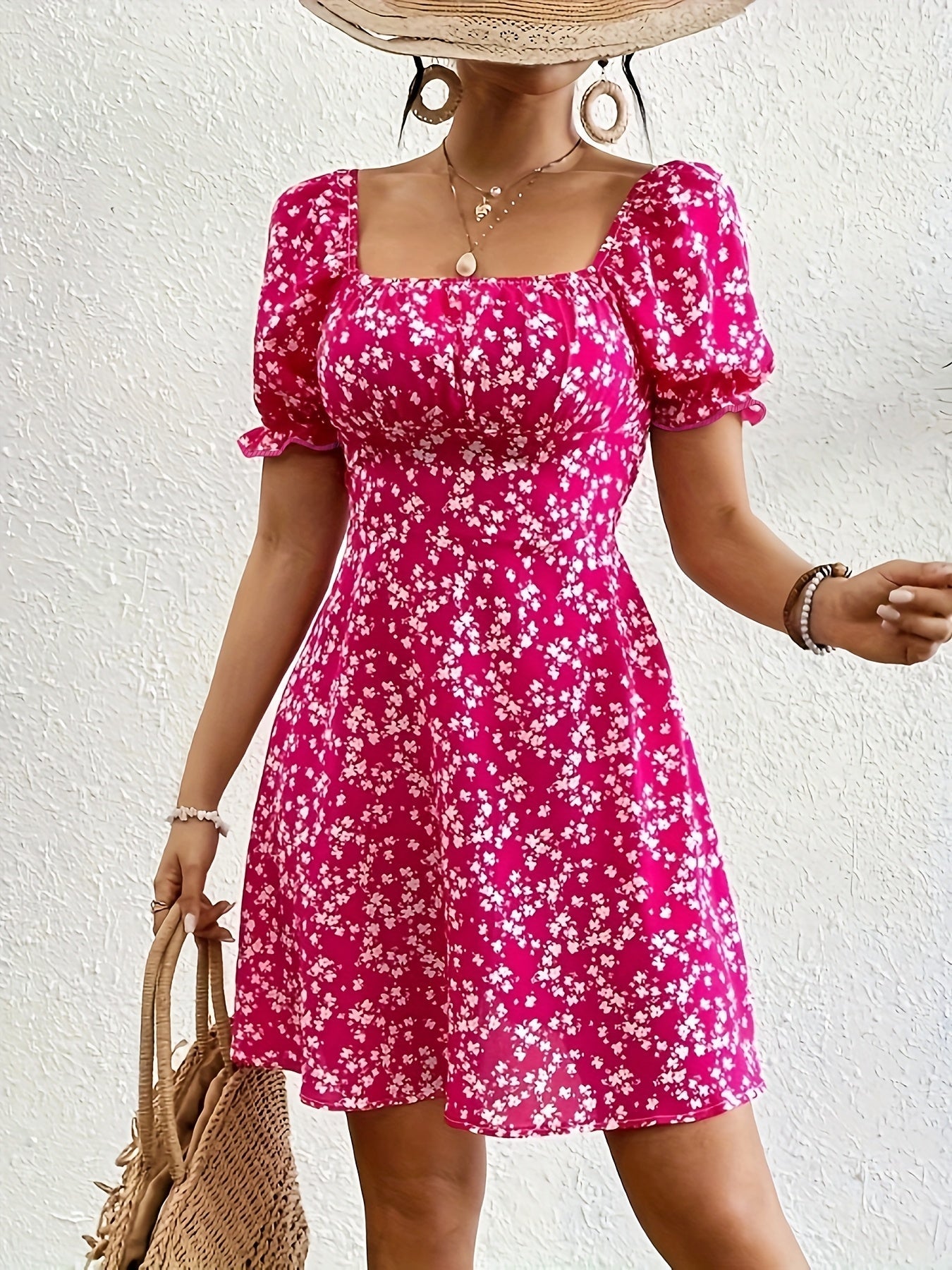 Rosa Blumenkleid mit Carmen-Ausschnitt für den Sommer