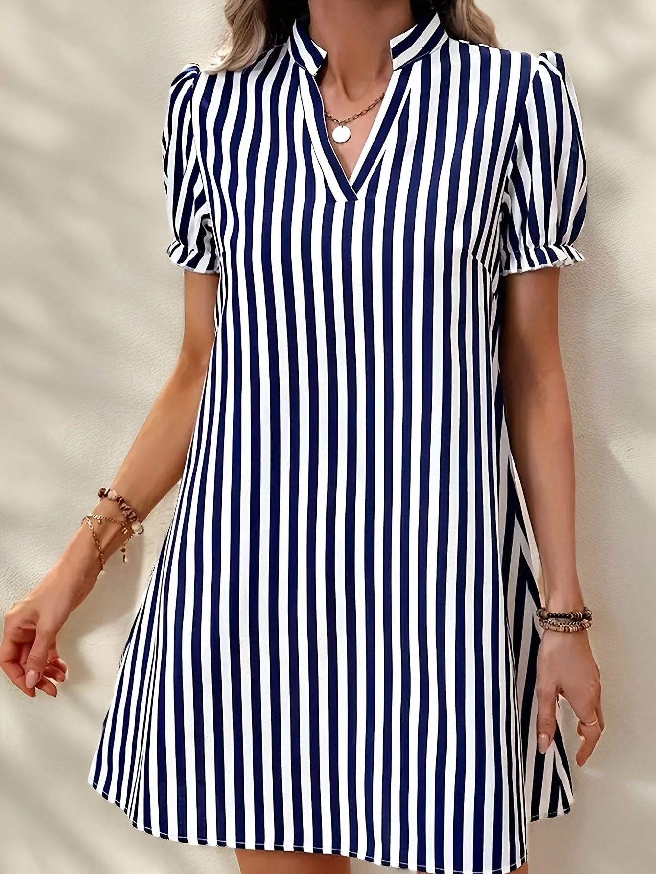 Blaues Strickkleid mit Streifen und V-Ausschnitt