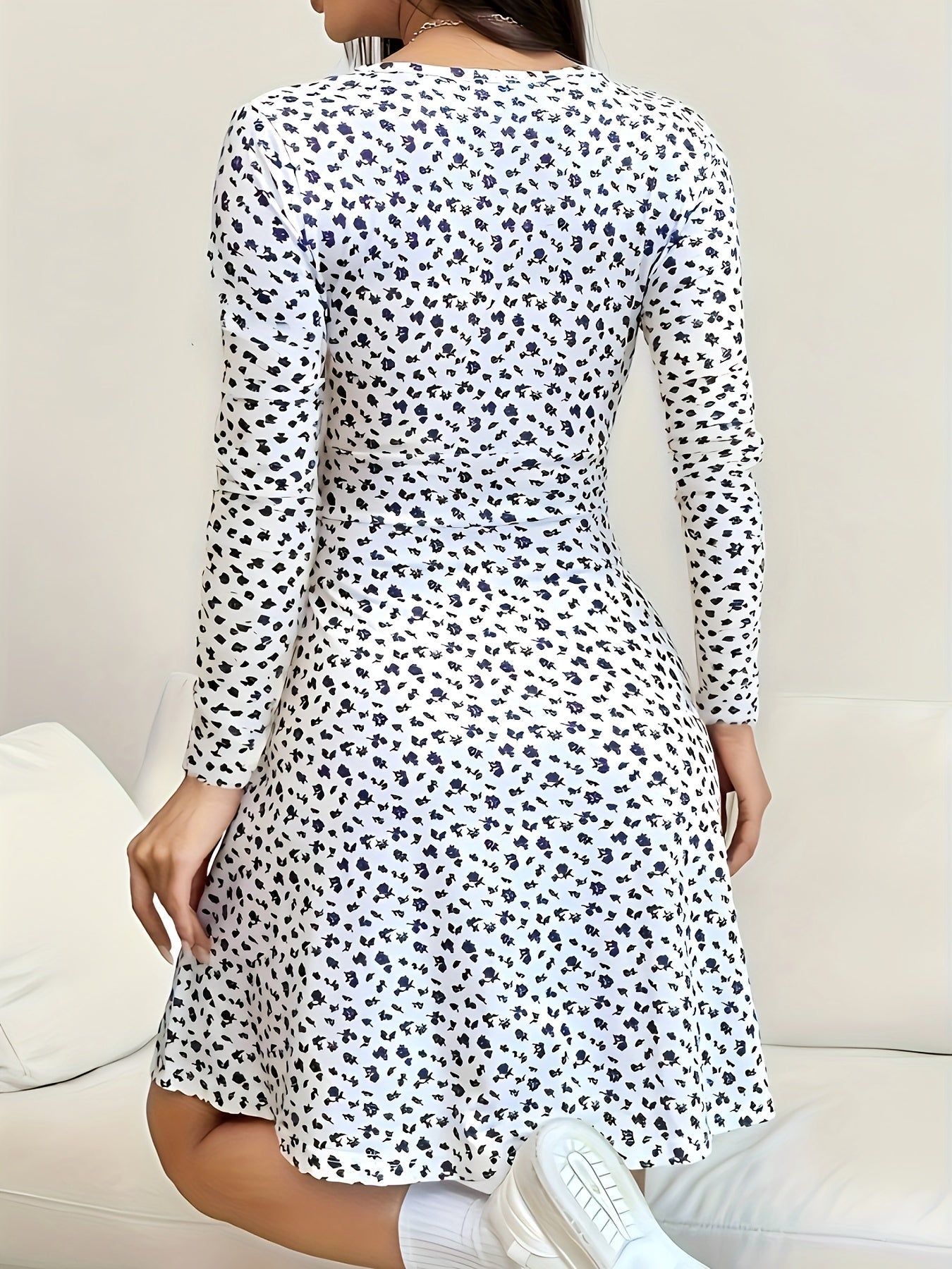 Elegantes Minikleid mit Rundhalsausschnitt und langen Ärmeln - Multicolour