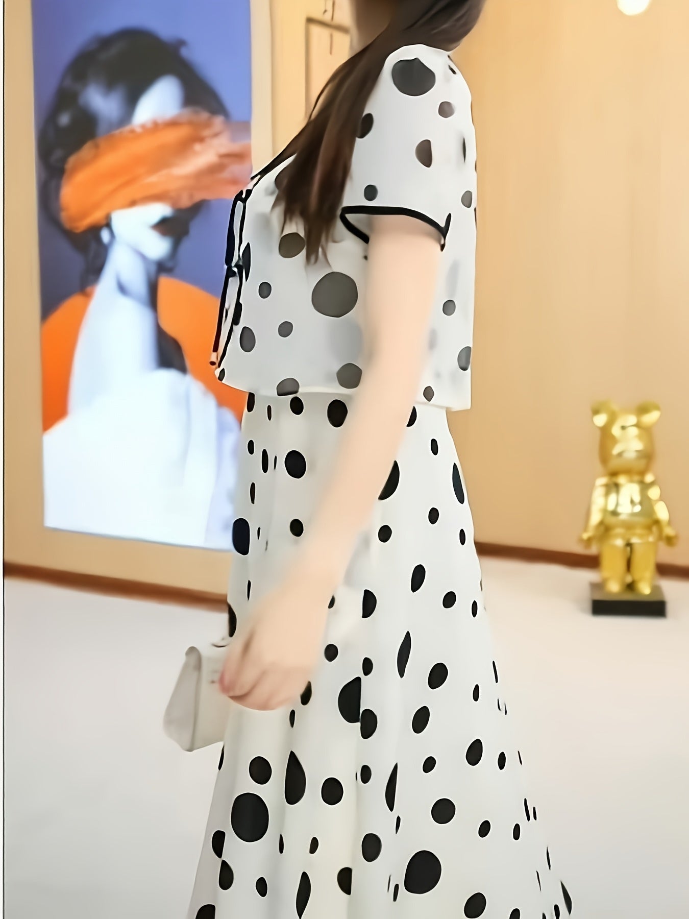 Stylisches Schwarz-Weißes Erbsenkleid - A-Linien-Schnitt, V-Ausschnitt, kurze Ärmel