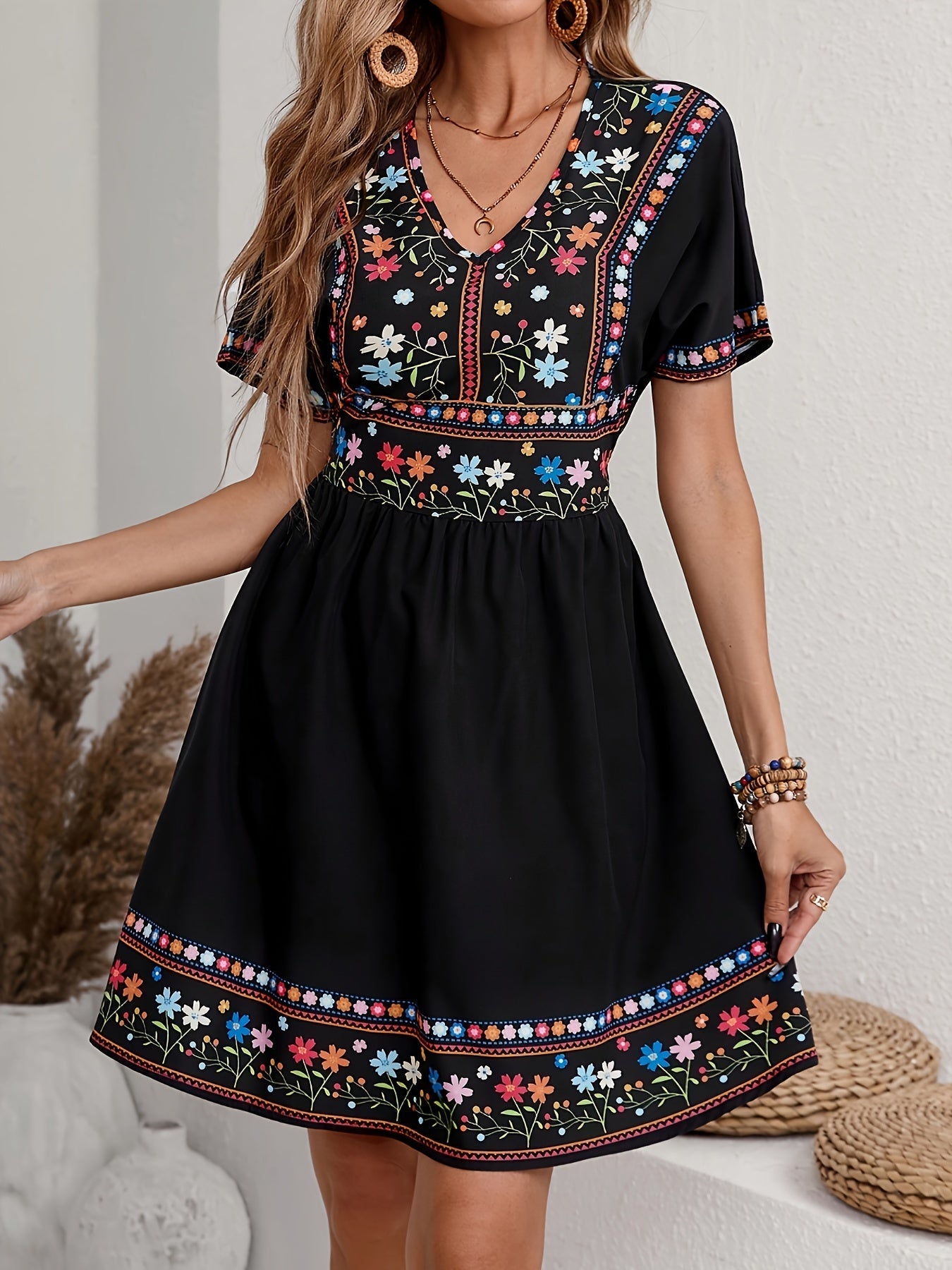 Weiß-blaues Sommerkleid mit Blumenmuster und V-Ausschnitt