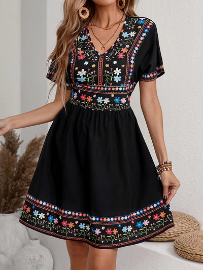 Weiß-blaues Sommerkleid mit Blumenmuster und V-Ausschnitt