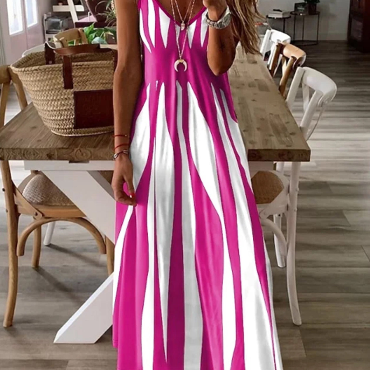 Elegantes Trägerkleid mit V-Ausschnitt