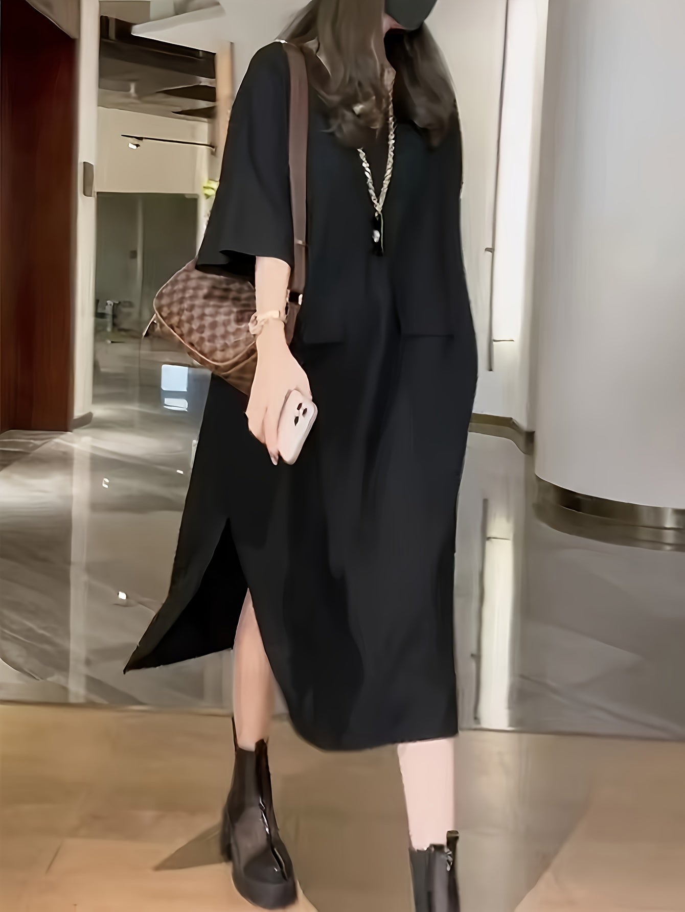 Elegantes ärmelloses Kleid mit frechem Ausschnitt und Taschen - Midi-Länge