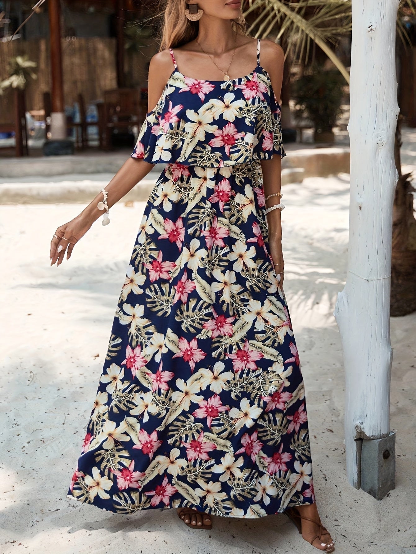 Sommerliches Damenkleid mit Trägern und tropischem Muster