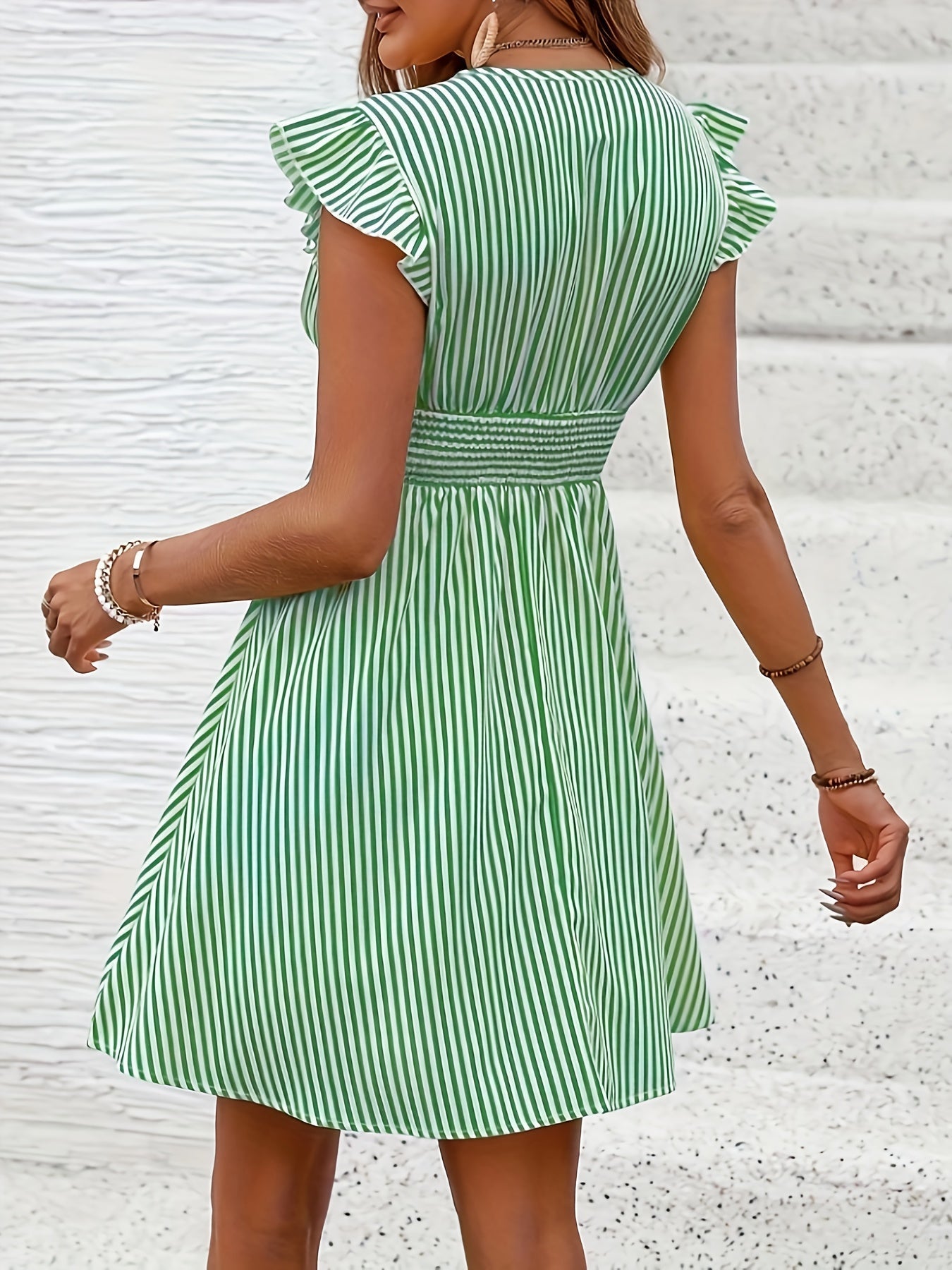 Gestreiftes Kleid mit Rüschen – Sommerlich und Stylisch