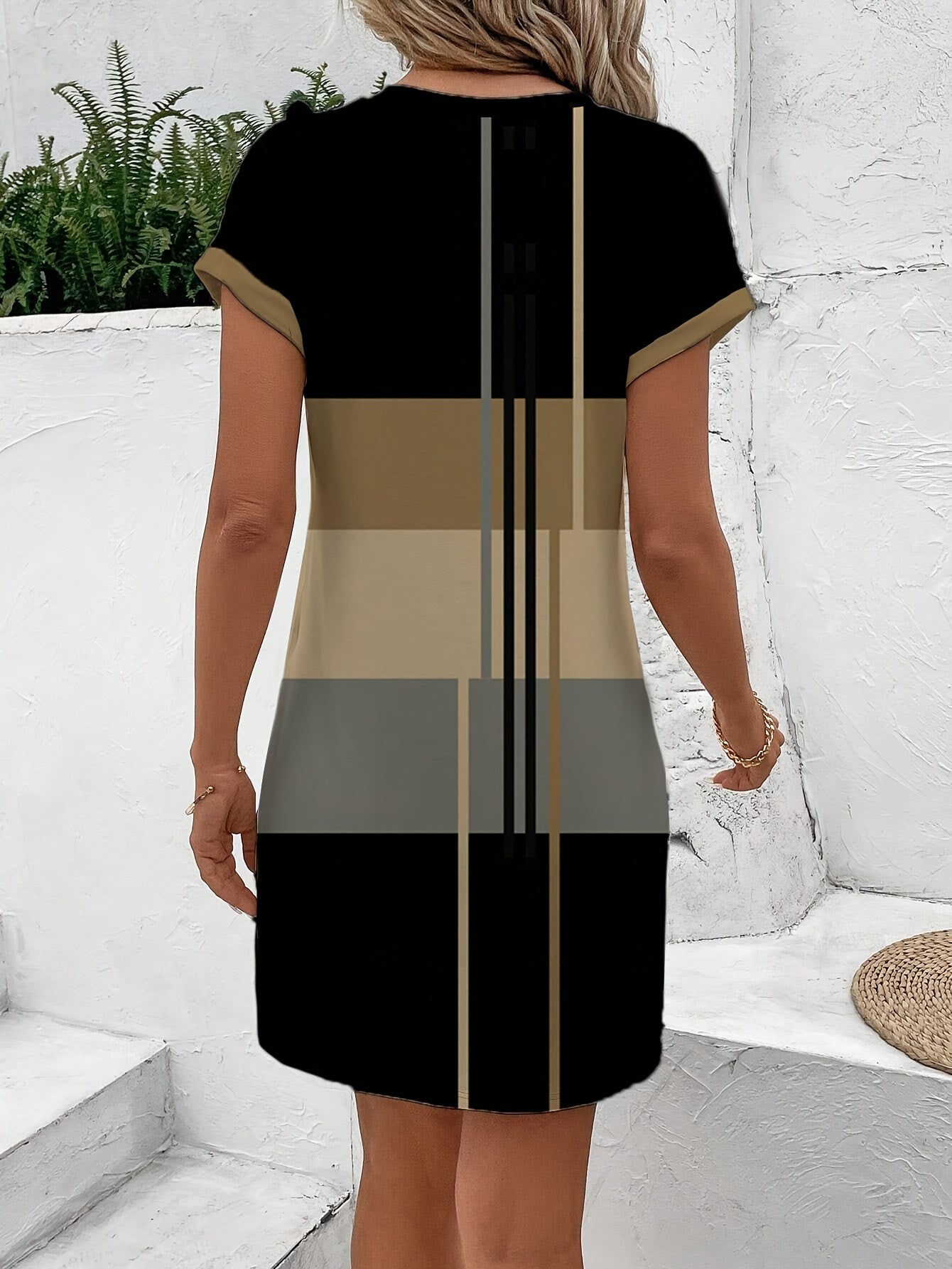 Elegantes asymmetrisches Sommerkleid in Camouflage und Streifenmuster - Farbmix
