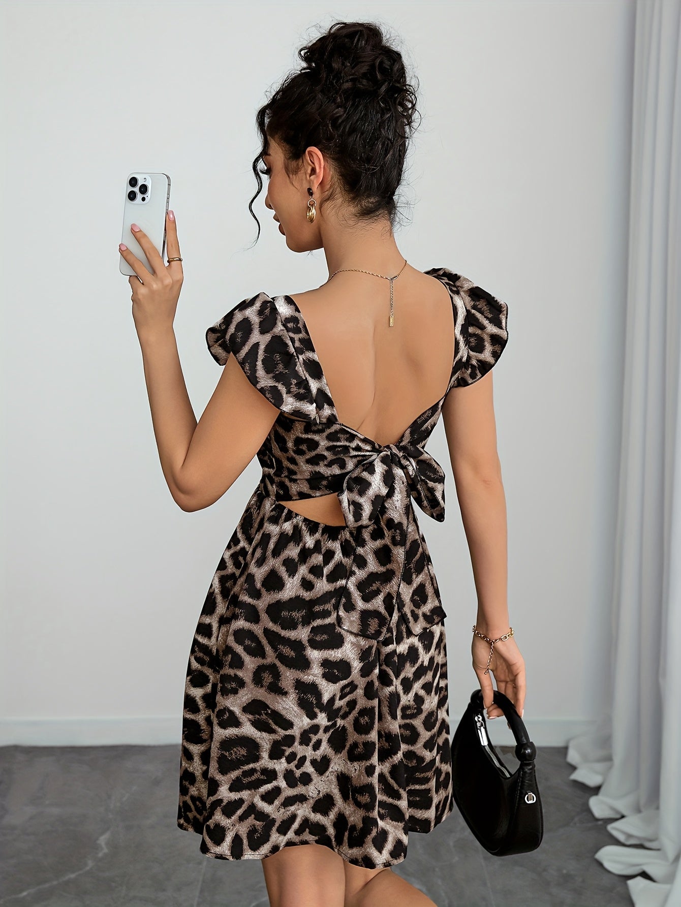 Elegantes Damenkleid mit Leopardenmuster – Rüschen-Träger und Rückenfrei