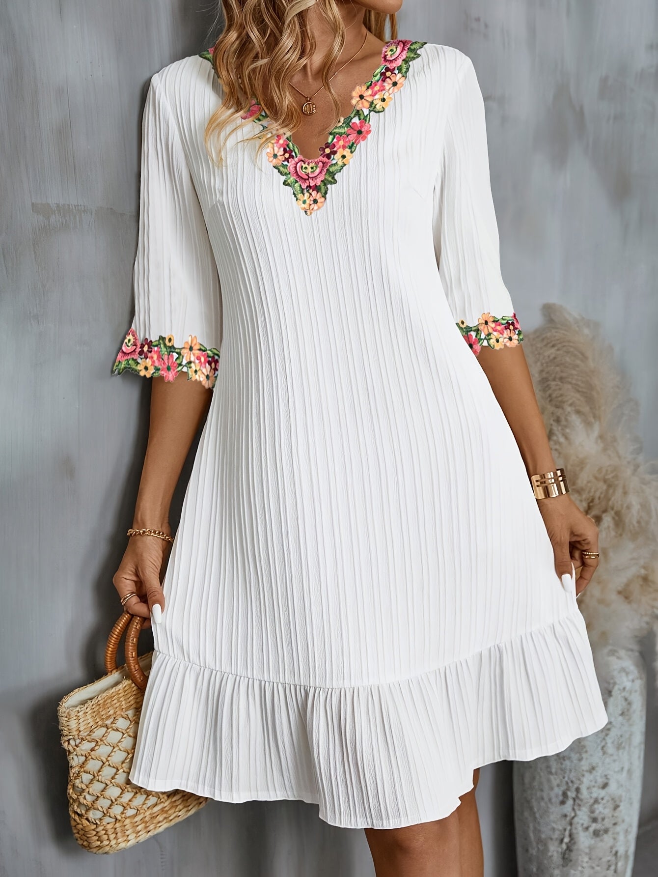 Weißes Kleid mit Spitzenbesatz und floralem Muster
