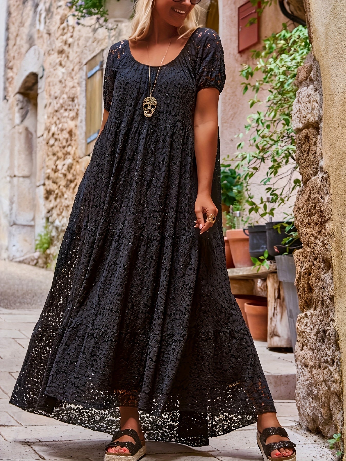 Elegantes Maxikleid in Übergröße aus Spitze mit offenen Schultern