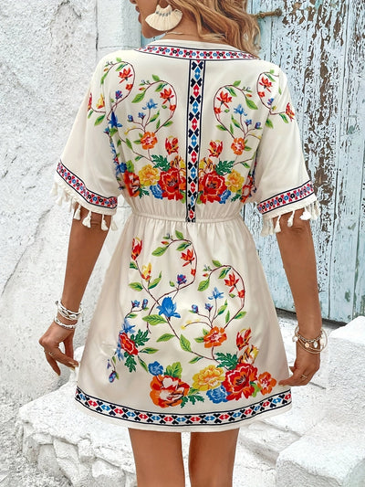 Kleid mit spitzem Ausschnitt, quadratischem Muster und Quasten, eleganten kurzen Ärmeln