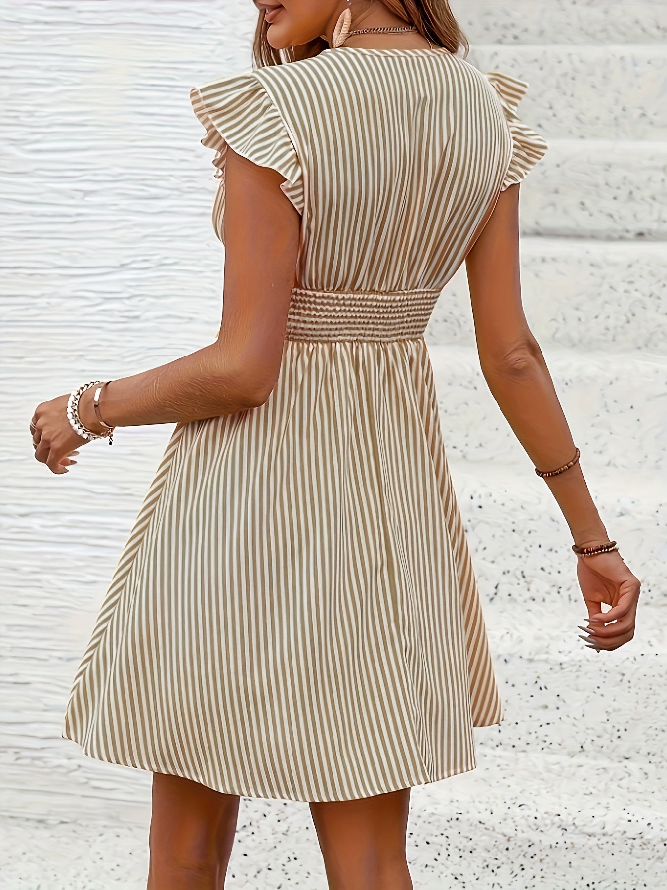 Gestreiftes Kleid mit Rüschen – Sommerlich und Stylisch