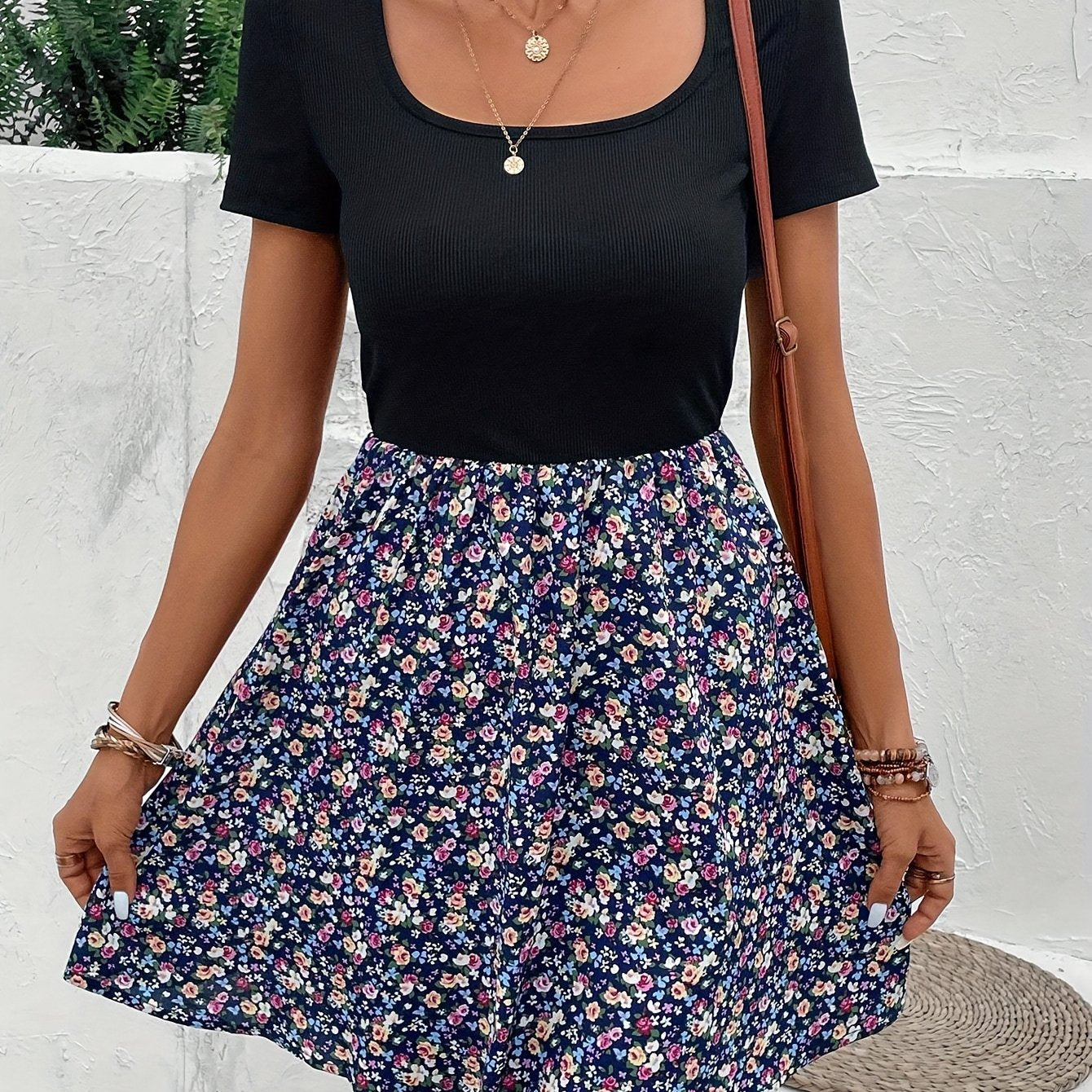 Französisches Blumenkleid mit quadratischem Ausschnitt und kurzen Ärmeln
