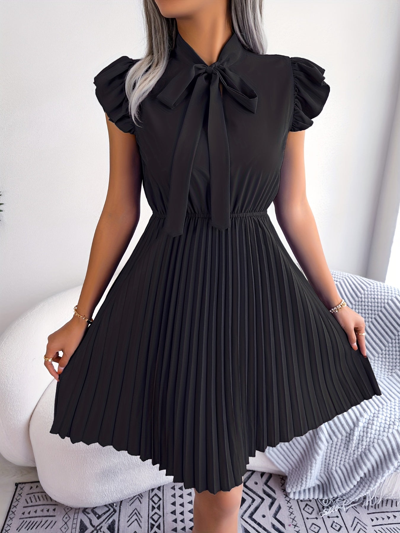 Elegantes Kleid mit Schleife und Rüschen - Plisseekleid für Damen