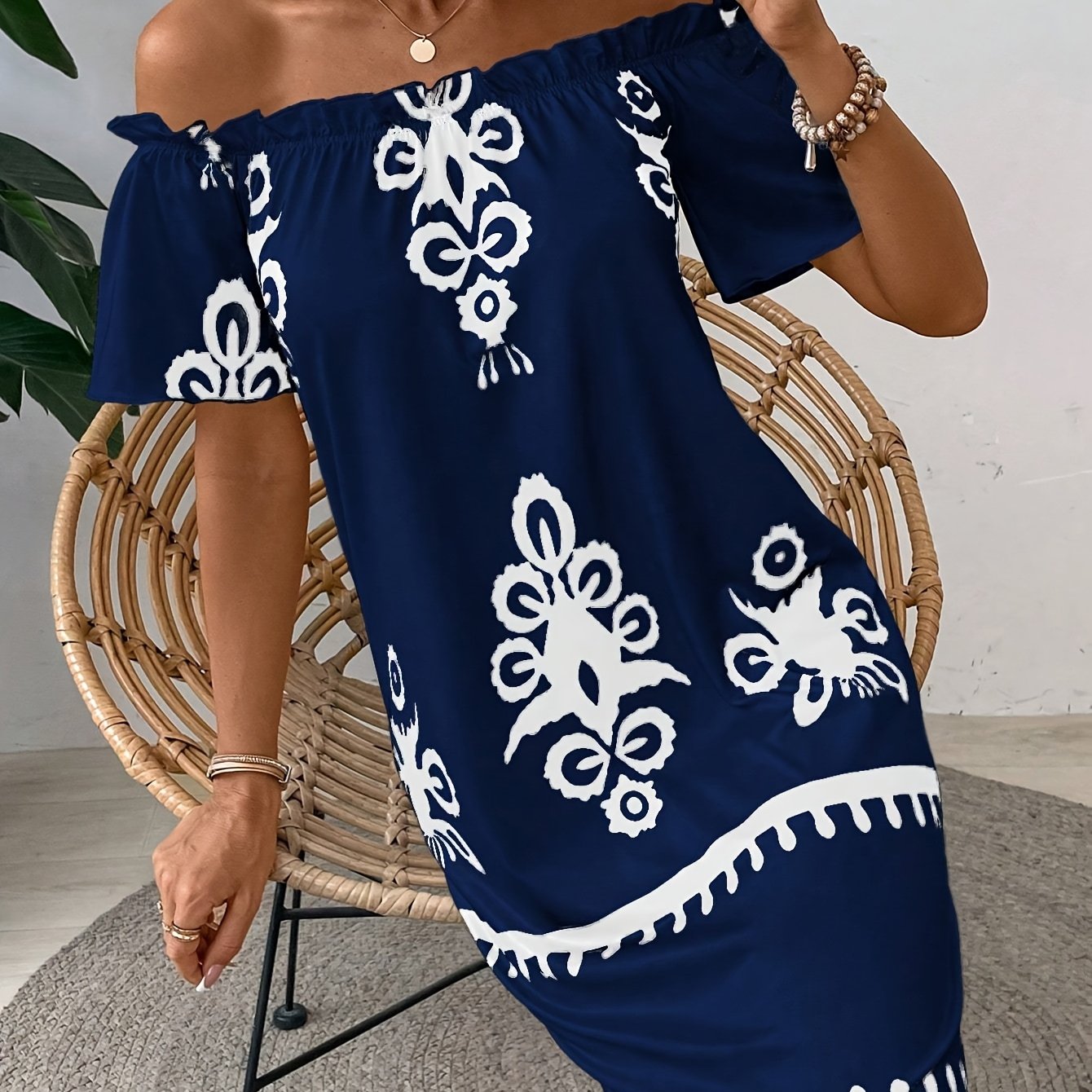 Antikes marineblaues Off-Shoulder-Kleid mit Blumenmuster