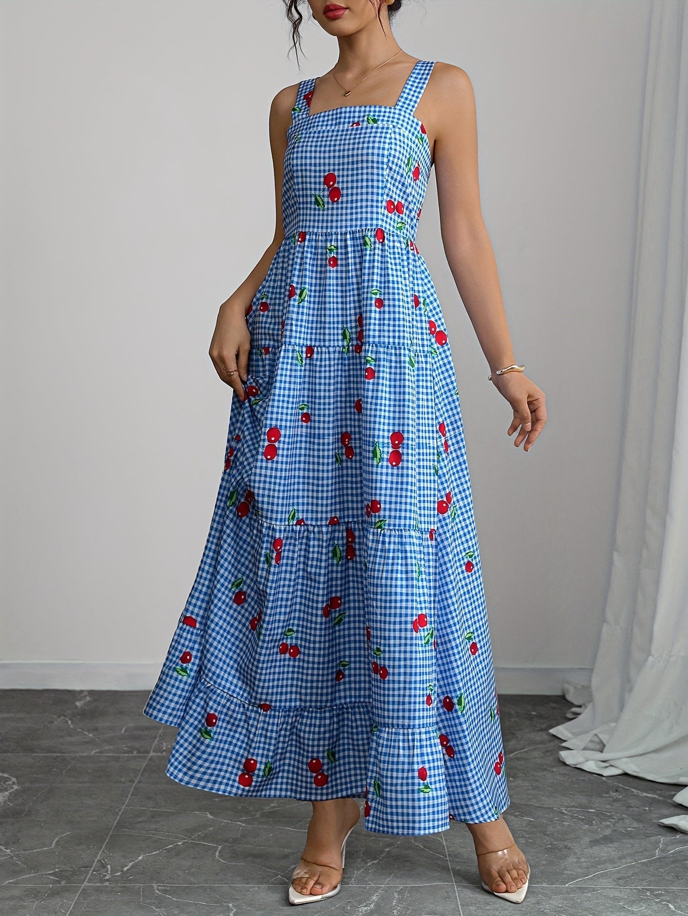 Sommerliches blau kariertes Maxikleid mit Kirschenprint und schmalen Trägern
