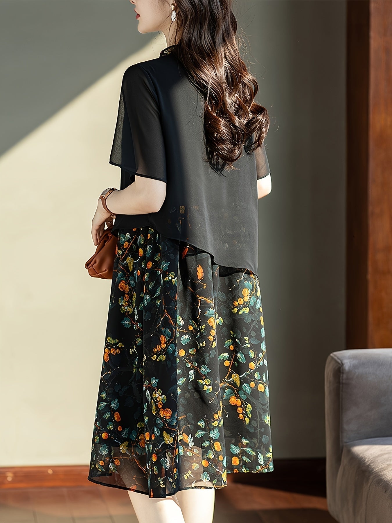 Elegantes Midikleid aus Blumen mit Spitzenkragen